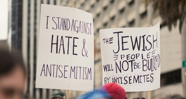 Manifestantes seguram cartazes contra o antissemitismo e em apoio ao povo judeu durante ato público. (Foto representativa: Levi Meir Clancy / Unsplash)