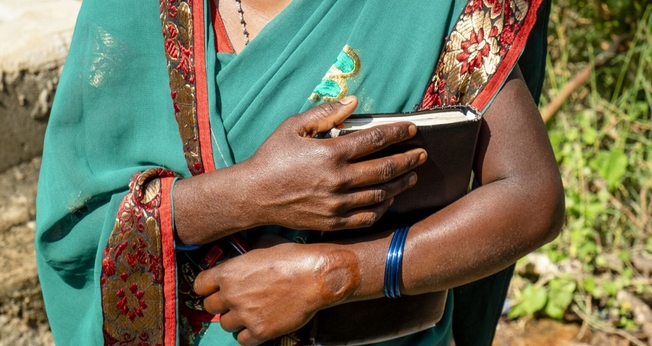 Muitas mulheres têm encontrado Jesus e mudado de vida. (Foto: Reprodução/IMB)