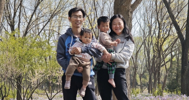 Wu Qiuyu com o esposo e os filhos. (Foto: Yang Jun/China Aid).