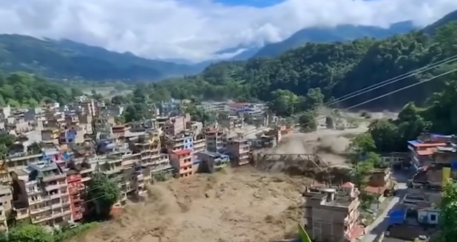 Enchente repentina e violenta avança sobre construções no Nepal, deixando dezenas de mortos. (Captura de tela/YouTube/BBC)