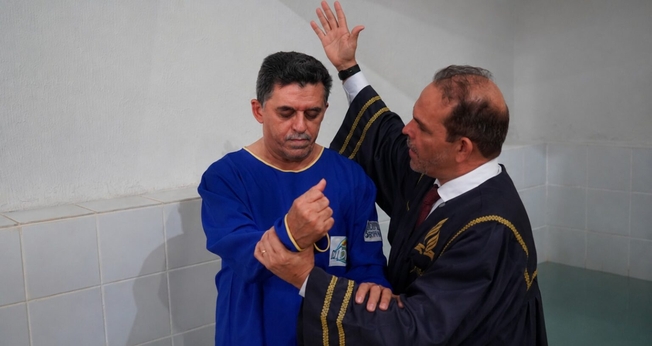 O batismo de Erisvaldo Silva. (Foto: Reprodução/Notícias Adventistas)