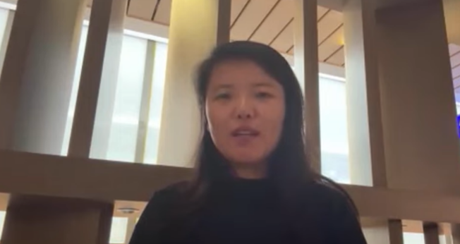 Ruth Wang chega ao Aeroporto Internacional de Taoyuan, em Taiwan. (Captura de tela/YouTube/AP)