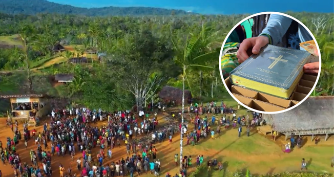 Moradores de uma região remota de Papua-Nova Guiné se reúnem para receber o Novo Testamento traduzido para a língua Onobasulu. (Captura de tela/CBN News)