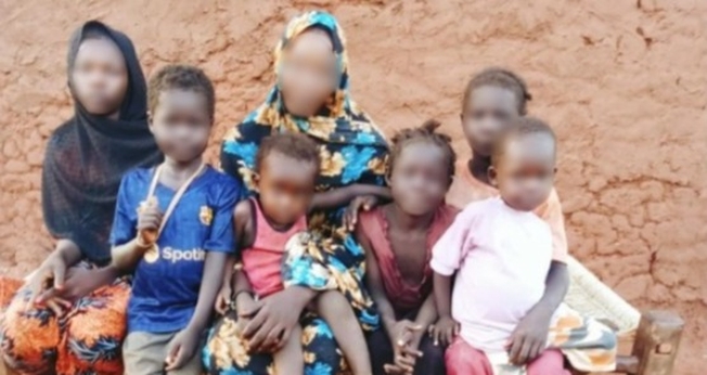  Lulu e os filhos fugiram para manter sua segurança. (Foto: International Christian Concern).