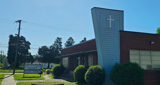 Sede da Agape Pregnancy Support Services, em Fayetteville, na Carolina do Norte, que funciona no prédio de uma antiga clínica de aborto. (Foto: LifeNews)  