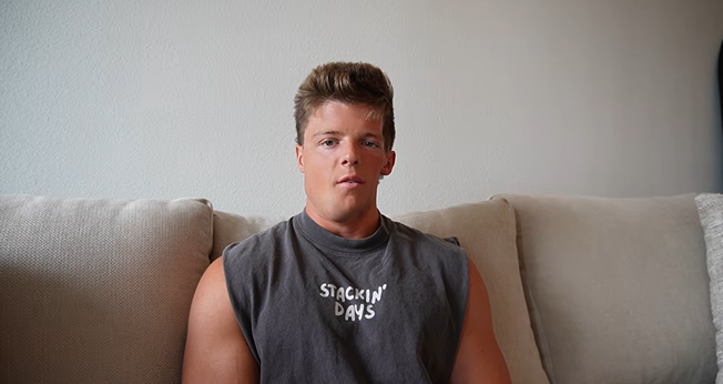 Dylan Mandell testemunhando sobre sua fé. (Foto: Reprodução/YouTube/Dylan Mandell)