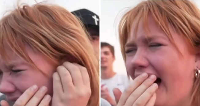 Jovem se emociona ao testemunhar que voltou a ouvir pelo ouvido esquerdo após oração em evento de louvor. (Captura de tela/Instagram/Sean Feucht)