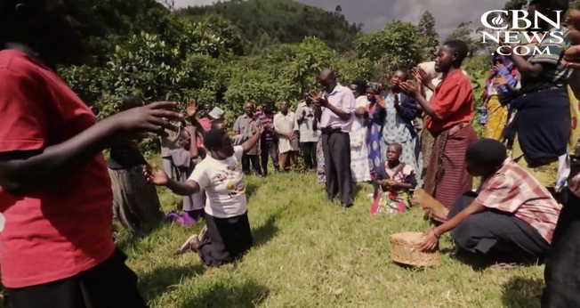 Dezenas de pessoas do povo Batwa já foram batizados em Uganda. (Foto: Reprodução/CBN News).
