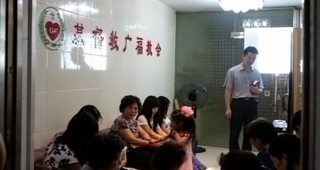 Membros da Guangfu Church durante uma reunião da igreja doméstica em Guangzhou, na China. (Foto: ChinaAid)