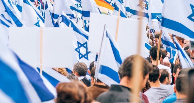 Bandeiras de Israel durante manifestação em apoio ao país. (Foto representativa: Yoav Aziz/Unsplash)