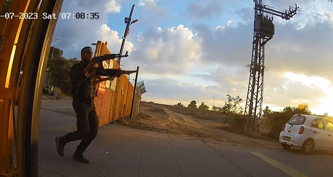 Homens armados do Hamas invadindo o portão do Kibutz Alumim em 7 de outubro de 2023. (Foto: Wikimedia)
