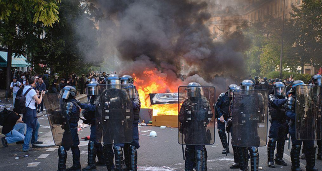 Protestos contra o aumento do custo de vida provocaram confrontos, saques e incêndios em diversas cidades francesas. (Foto: Jorge Jaramillo / Wikimedia Commons)
