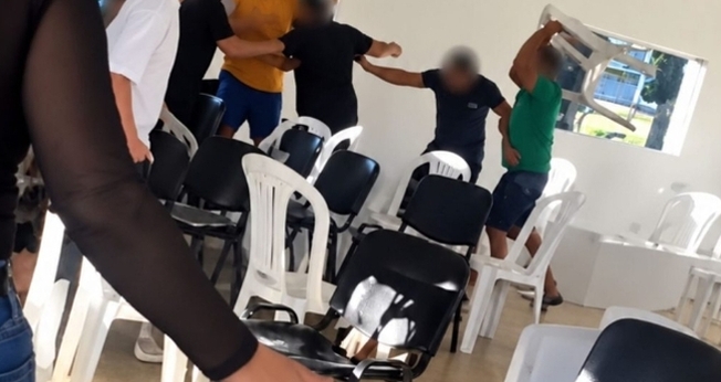 Momento em que um dos invasores levanta uma cadeira durante tumulto em igreja de Itu (SP). (Captura de tela/Voz Itu)