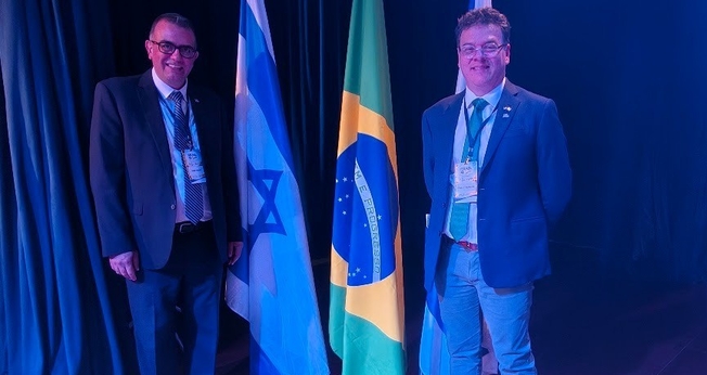 Da esquerda para a direita, Yosef Penhos, diretor regional do Ministério do Turismo de Israel para Espanha e América Latina, e Paulo C. Barbosa, diretor do órgão para o Brasil. (Foto: Silas Anastácio)