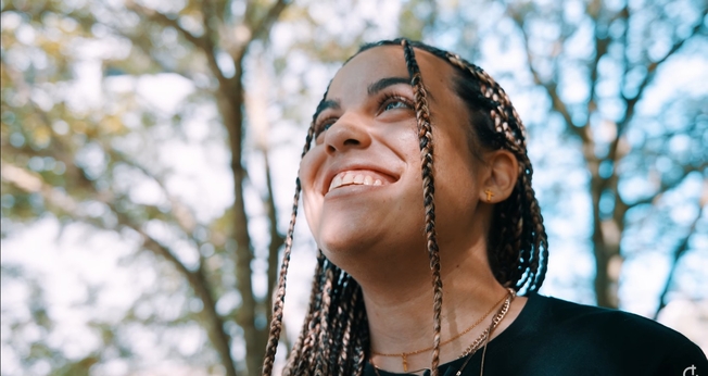Caitlin recebeu a paz de Jesus. (Foto: Reprodução/YouTube/De Wegwijzer Almere).