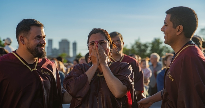 Mulher se emociona após batismo na igreja Más que Vencedores, no Paraguai. (Foto: MQV)