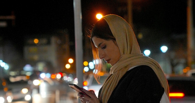 Cristãos iranianos encontram nos cultos online uma forma de fortalecer a fé em meio à perseguição. (Foto representativa: Rafiee Artist/Unsplash)