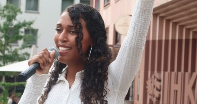 Hoje, Lisa serve como evangelista. (Foto: Revive).