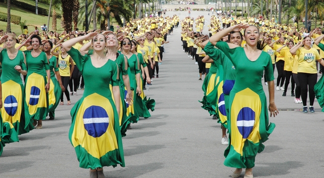 Confira as fotos do Flash Mob de dança em prol da paz na Copa Confira as fotos do Flash Mob de dança em prol da paz na Copa