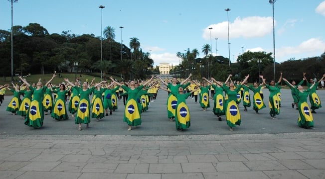 Confira as fotos do Flash Mob de dança em prol da paz na Copa Confira as fotos do Flash Mob de dança em prol da paz na Copa