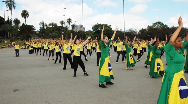 Confira as fotos do Flash Mob de dança em prol da paz na Copa Confira as fotos do Flash Mob de dança em prol da paz na Copa