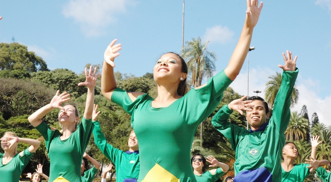 Confira as fotos do Flash Mob de dança em prol da paz na Copa Confira as fotos do Flash Mob de dança em prol da paz na Copa