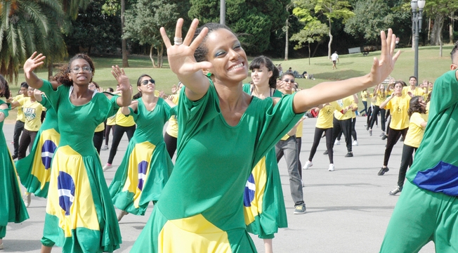 Confira as fotos do Flash Mob de dança em prol da paz na Copa Confira as fotos do Flash Mob de dança em prol da paz na Copa