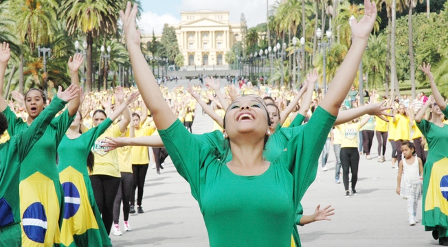 Confira as fotos do Flash Mob de dança em prol da paz na Copa Confira as fotos do Flash Mob de dança em prol da paz na Copa