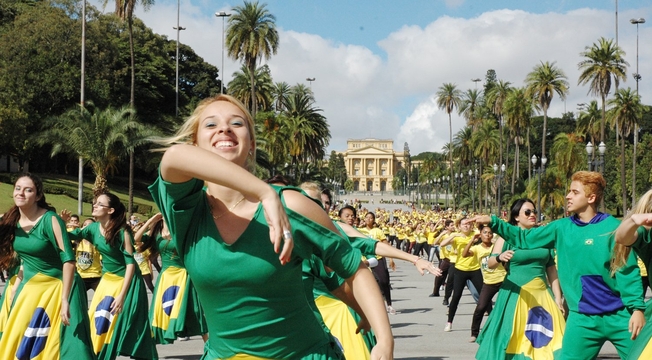 Confira as fotos do Flash Mob de dança em prol da paz na Copa Confira as fotos do Flash Mob de dança em prol da paz na Copa