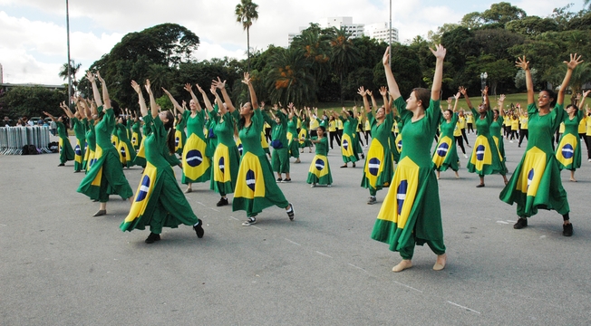 Confira as fotos do Flash Mob de dança em prol da paz na Copa Confira as fotos do Flash Mob de dança em prol da paz na Copa