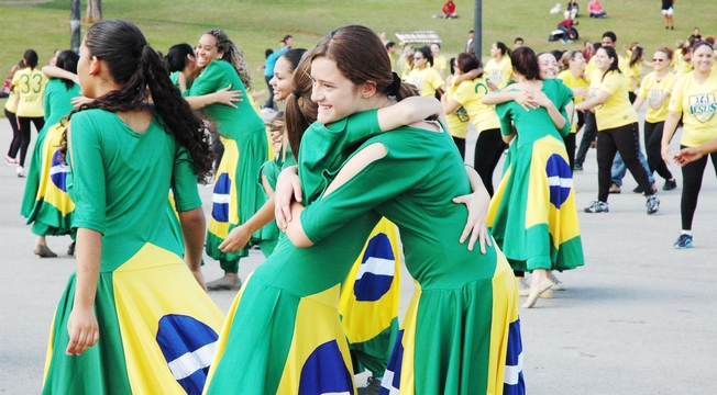 Confira as fotos do Flash Mob de dança em prol da paz na Copa Confira as fotos do Flash Mob de dança em prol da paz na Copa