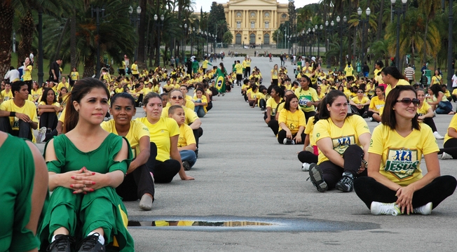 Confira as fotos do Flash Mob de dança em prol da paz na Copa Confira as fotos do Flash Mob de dança em prol da paz na Copa