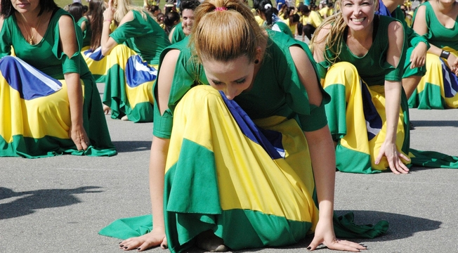 Ministérios se reúnem em Flash Mob de dança em prol da paz na Copa Ministérios se reúnem em Flash Mob de dança em prol da paz na Copa