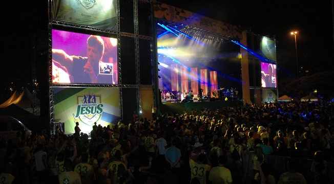 Veja fotos da Marcha para Jesus com participações de Naldo Benny e Péricles.