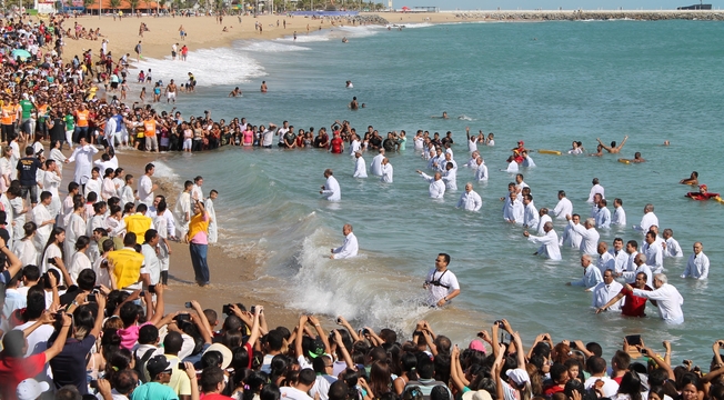 Assembleia de Deus reúne multidão em grande batismo, na Praia de Iracema Assembleia de Deus reúne multidão em grande batismo, na Praia de Iracema