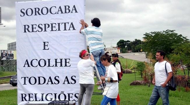 Veja as imagens dos atos de vandalismo contra o totem "Sorocaba é do Senhor Jesus Cristo" Veja as imagens dos atos de vandalismo contra o totem "Sorocaba é do Senhor Jesus Cristo"