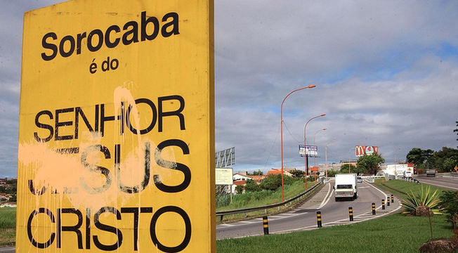 Veja as imagens dos atos de vandalismo contra o totem "Sorocaba é do Senhor Jesus Cristo" Veja as imagens dos atos de vandalismo contra o totem "Sorocaba é do Senhor Jesus Cristo"