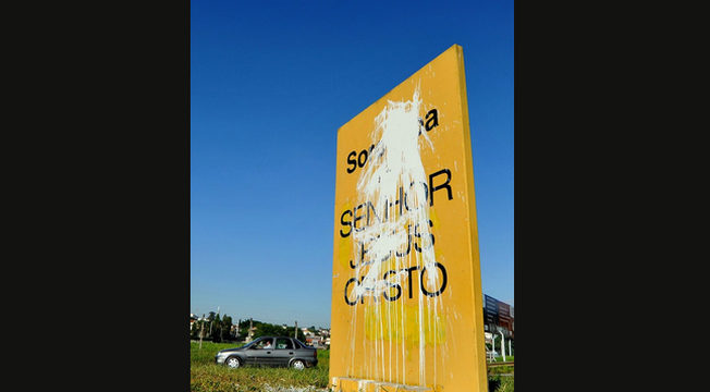 Veja as imagens dos atos de vandalismo contra o totem "Sorocaba é do Senhor Jesus Cristo" Veja as imagens dos atos de vandalismo contra o totem "Sorocaba é do Senhor Jesus Cristo"