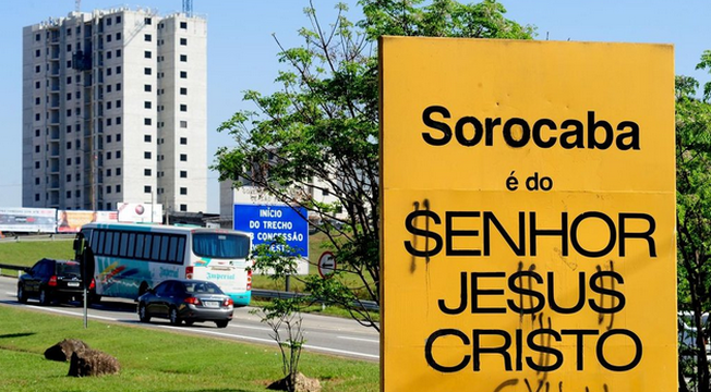 Veja as imagens dos atos de vandalismo contra o totem "Sorocaba é do Senhor Jesus Cristo" Veja as imagens dos atos de vandalismo contra o totem "Sorocaba é do Senhor Jesus Cristo"