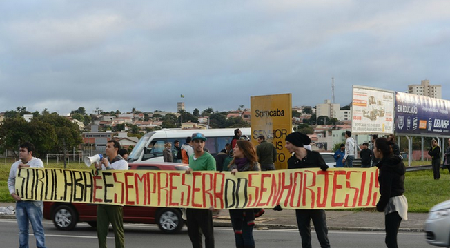 Veja as imagens dos atos de vandalismo contra o totem "Sorocaba é do Senhor Jesus Cristo" Veja as imagens dos atos de vandalismo contra o totem "Sorocaba é do Senhor Jesus Cristo"