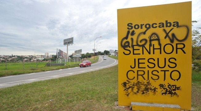 Veja as imagens dos atos de vandalismo contra o totem "Sorocaba é do Senhor Jesus Cristo" Veja as imagens dos atos de vandalismo contra o totem "Sorocaba é do Senhor Jesus Cristo"