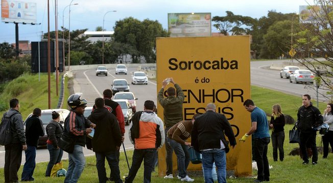 Veja as imagens dos atos de vandalismo contra o totem "Sorocaba é do Senhor Jesus Cristo" Veja as imagens dos atos de vandalismo contra o totem "Sorocaba é do Senhor Jesus Cristo"