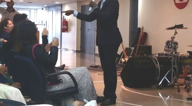 Culto com missionário Robson Staines, em auditório da Rede Globo (SP)