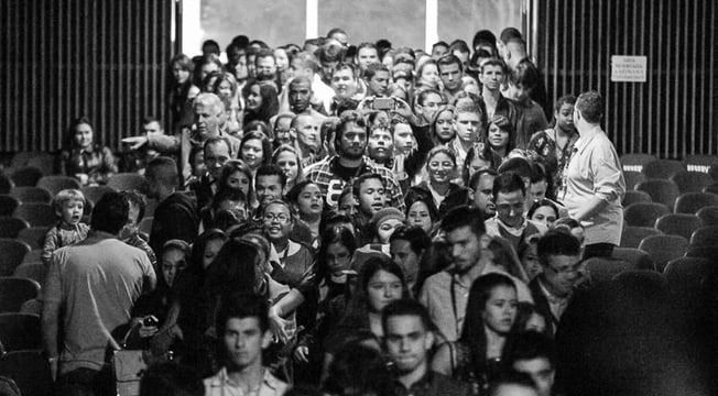 Jovens entrando no auditório da Estância Árvore da Vida Jovens entrando no auditório da Estância Árvore da Vida