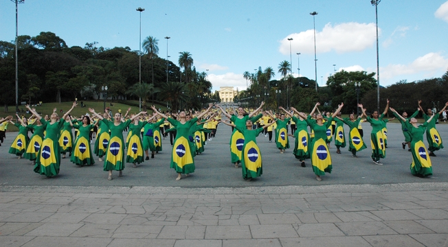 Confira as fotos do Flash Mob de dança em prol da paz na Copa Confira as fotos do Flash Mob de dança em prol da paz na Copa