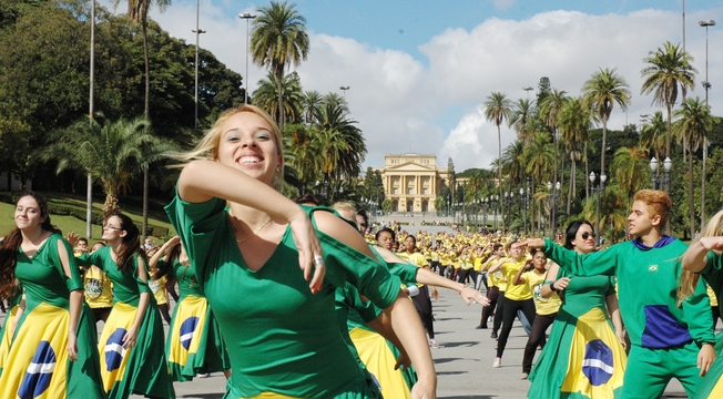 Confira as fotos do Flash Mob de dança em prol da paz na Copa Confira as fotos do Flash Mob de dança em prol da paz na Copa