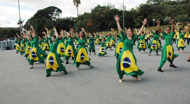 Confira as fotos do Flash Mob de dança em prol da paz na Copa Confira as fotos do Flash Mob de dança em prol da paz na Copa