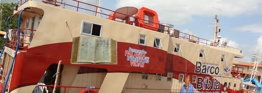 “Barco da Bíblia” leva um grande acervo literário cristão para comunidades na região Norte 3838484903-barco-da-biblia