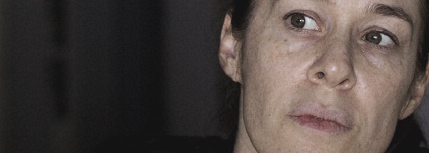 Einat Falbel interpretando Solange, em cenas do filme Metanoia.