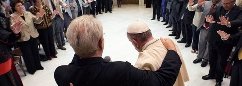 Papa Francisco abraça o pastor Giovanni Traettino, durante o encontro no Vaticano.